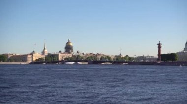 Neva Nehri, Saray Köprüsü manzaralı ve St. Isaac Katedrali 'nin kubbesi.