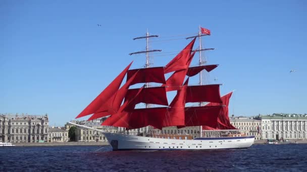 在圣彼得堡的涅瓦河上挂着红帆的布里格号 2021年6月 圣彼得堡 — 图库视频影像