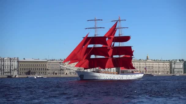 在圣彼得堡的涅瓦河上挂着红帆的布里格号 2021年6月 圣彼得堡 — 图库视频影像