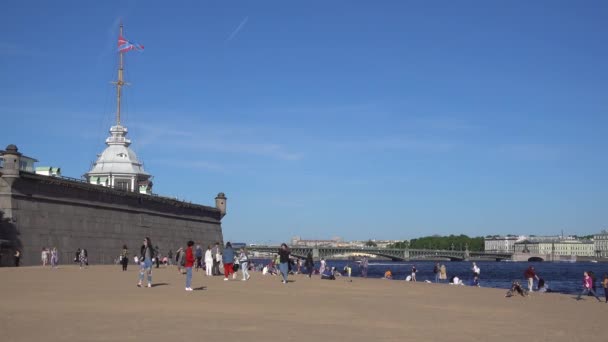 共有島のピーターとポール要塞のビーチ ロシア サンクトペテルブルク2021年6月 — ストック動画