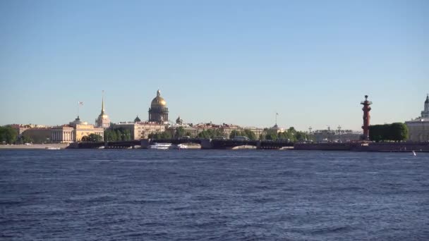 宮殿橋と聖イサク大聖堂のドームを望むネヴァ川 — ストック動画