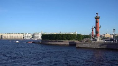 Vasilievsky Adası 'nın Oku Rostral kolonları, Neva nehri, yaz günü. Rusya, Saint Petersburg Haziran 2021