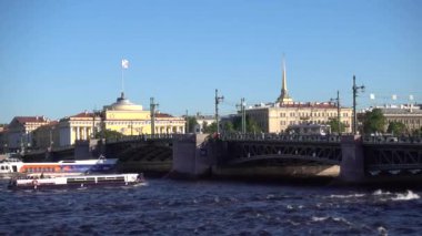 Neva Nehri, Palace Köprüsü, eğlence tekneleri nehir boyunca yol alıyor. Rusya, Saint Petersburg Haziran 2021