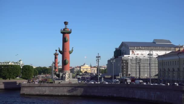 Freccia Dell Isola Vasilievsky Con Colonne Rostral Fiume Neva Giorno — Video Stock