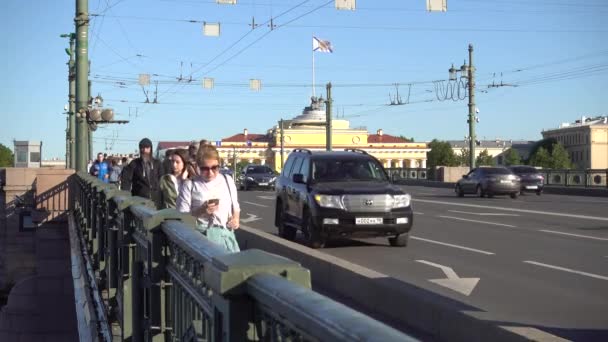 人々はサンクトペテルブルクの宮殿橋に沿って歩く ロシア サンクトペテルブルク2021年6月 — ストック動画