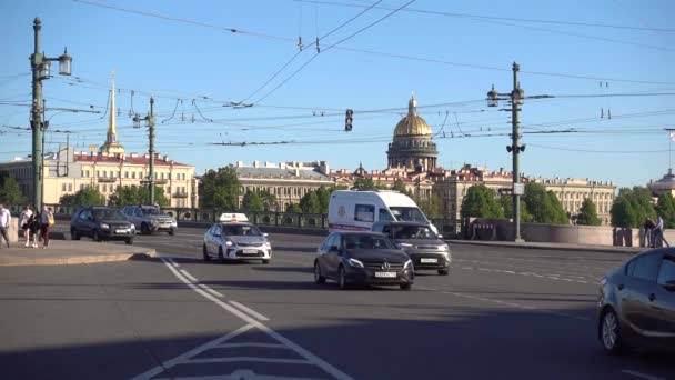 Κυκλοφορία Αυτοκινήτων Στην Αγία Πετρούπολη Ρωσία Αγία Πετρούπολη Ιούνιος 2021 — Αρχείο Βίντεο