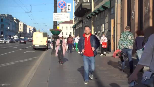 Gente Camina Por Nevsky Prospekt Rusia San Petersburgo Junio 2021 — Vídeos de Stock