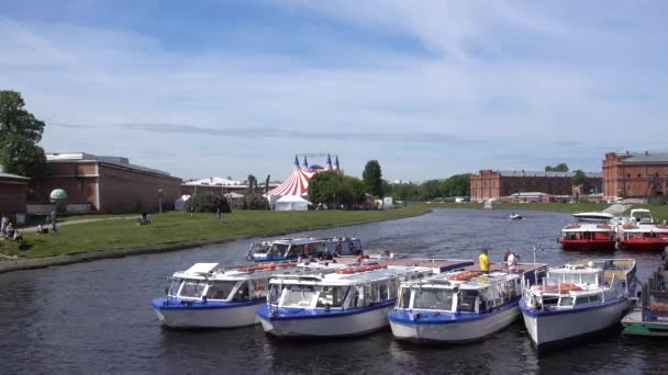 Plezierschepen Liggen Afgemeerd Aan Kust Petersburg Rusland Sint Petersburg Juni — Stockvideo