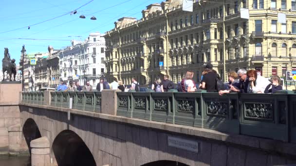 Nevsky Prospect Insanlar Anichkov Köprüsü Boyunca Yürüyor Rusya Saint Petersburg — Stok video