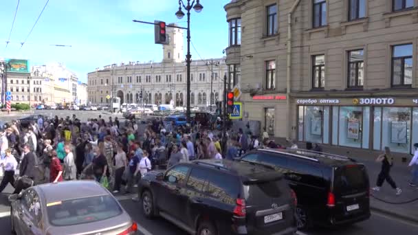 Nevsky Prospect 人们在允许的红绿灯下穿过马路 2021年6月 圣彼得堡 — 图库视频影像