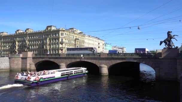 フォンタンカ川 Anichkov橋 喜びのボートは川に沿って浮かんでいます ロシア サンクトペテルブルク2021年6月 — ストック動画