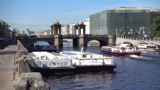 フォンタンカ川 ロモノソフ橋 喜び船は川に沿って帆 ロシア サンクトペテルブルク2021年6月 — ストック動画