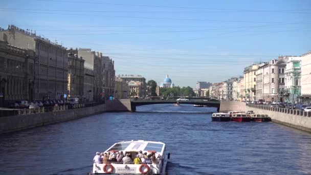 Ποταμός Φοντάνκα Πλοίο Αναψυχής Πλέει Κατά Μήκος Του Ποταμού Ρωσία — Αρχείο Βίντεο