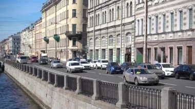 Araba trafiği, Fontanka nehri seti. Rusya, St. Petersburg Haziran 2021