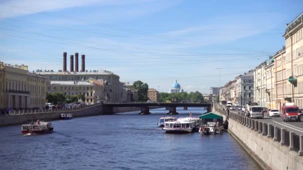 Rzeka Fontanka Statek Wycieczkowy Płynie Wzdłuż Rzeki Rosja Sankt Petersburg — Wideo stockowe