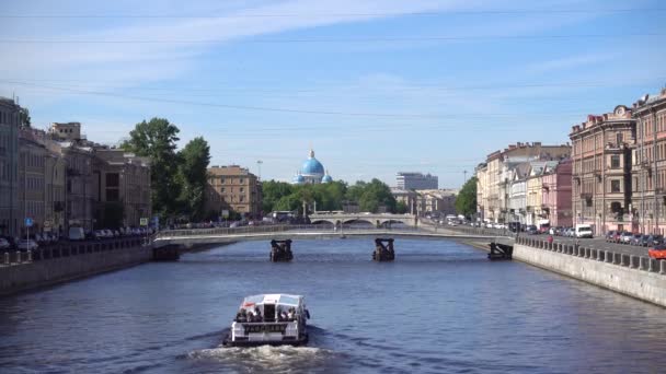 Rzeka Fontanka Statek Wycieczkowy Płynie Wzdłuż Rzeki Rosja Sankt Petersburg — Wideo stockowe