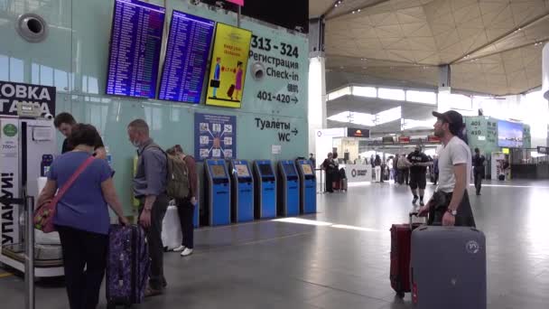 Passagerare Pulkovo Flygplats Ryssland Sankt Petersburg Juni 2021 — Stockvideo