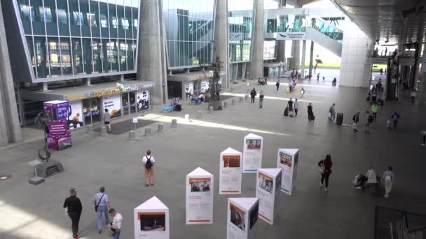 Blick Auf Die Fassade Des Flughafenterminals Pulkovo Von Der Straße — Stockvideo