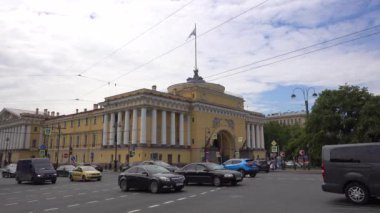 Trimifuntsky 'li Aziz Spyridon adına tapınak, Dvortsovy Proezd' de araba trafiği. Rusya, Saint Petersburg Haziran 2021
