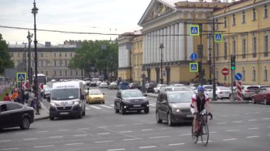 Dvortsovy Proezd 'deki araba trafiği. Rusya, Saint Petersburg Haziran 2021