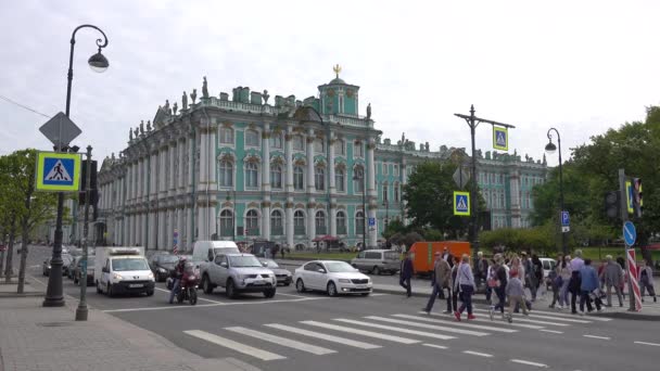 Ludzie Przechodzą Przez Ulicę Światłach Sygnalizujących Tle Państwowe Muzeum Ermitażu — Wideo stockowe