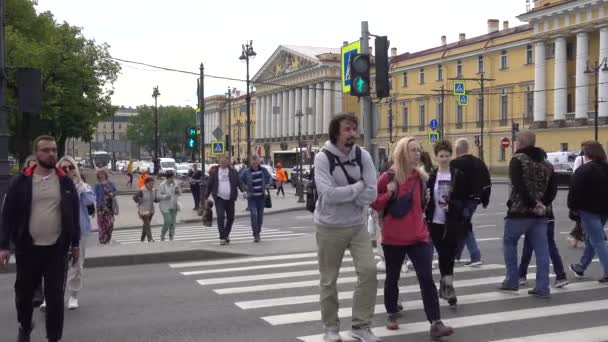 Menschen Überqueren Die Straße Einer Ampel Die Ein Signal Zulässt — Stockvideo