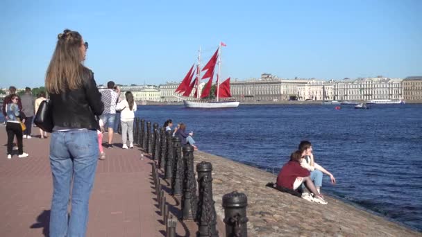 Die Uferpromenade Der Newa Mit Spaziergängern Russland Sankt Petersburg Juni — Stockvideo