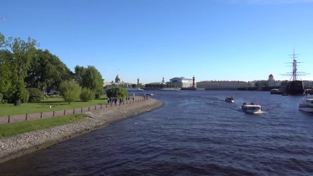 Embankment Del Fiume Neva Con Persone Piedi Barche Diporto Russia — Video Stock