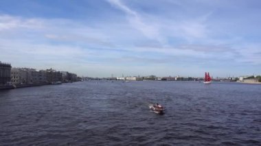 Neva Nehri, nehirde gezen eğlence tekneleri. Rusya, Saint Petersburg Haziran 2021