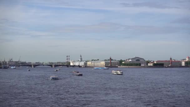 Río Neva Barcos Recreo Navegando Por Río Rusia San Petersburgo — Vídeos de Stock