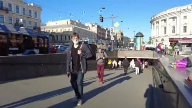 Nevsky Prospect 'teki insanlar sokakta yürüyorlar. Rusya, St. Petersburg Haziran 2021