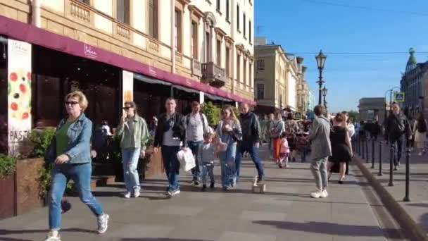 Gente Cammina Strada San Pietroburgo Russia San Pietroburgo Giugno 2021 — Video Stock
