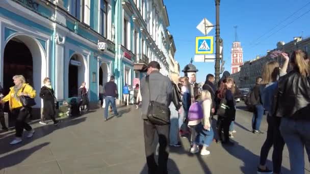 Nevsky Prospect的人走在街上2021年6月 圣彼得堡 — 图库视频影像