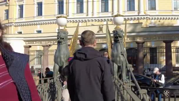 Petersburg Bank Bridge Met Leeuwen Mensen Lopen Brug Rusland Sint — Stockvideo