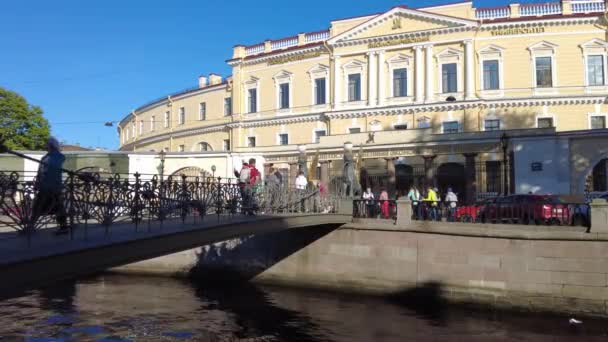 Puente Del Banco San Petersburgo Con Leones Gente Cruza Puente — Vídeos de Stock