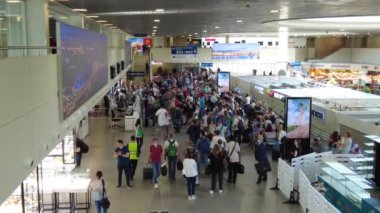 Pulkovo Havaalanı, kalkış terminali yolcuları. Rusya, Saint Petersburg Haziran 2021