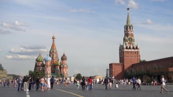 Moszkva Vörös Tér Basil Katedrális Spasskaya Torony Sétáló Emberek Oroszország — Stock videók