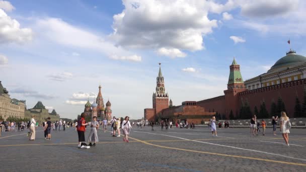モスクワ赤の広場 バジルの大聖堂 Spasskaya塔 上院塔 レーニン廟 歩行者 ロシアモスクワ2021年7月 — ストック動画