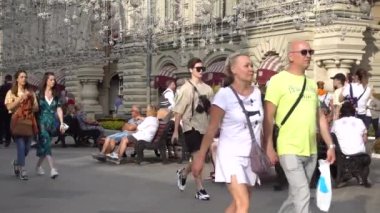 Moskova, Nikolskaya Caddesi, insanlar yaz günü yürüyor. Rusya Moskova Temmuz 2021