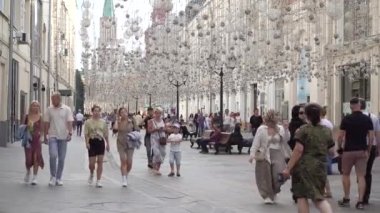 Moskova, Nikolskaya Caddesi, insanlar yaz günü yürüyor. Rusya Moskova Temmuz 2021