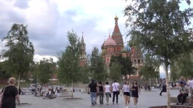 Moskova Kremlin, St. Basil Katedrali, Spasskaya Kulesi Parkı Zaryadye. Rusya Moskova Temmuz 2021