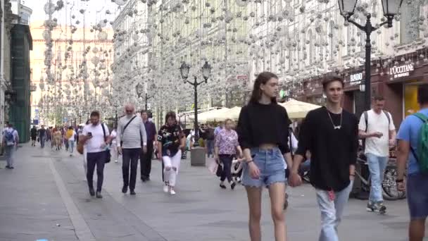 Moskou Nikolskaya Straat Mensen Lopen Zomerdag Rusland Moskou Juli 2021 — Stockvideo