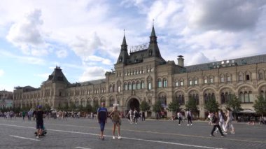 Moskova Kızıl Meydanı GUM (Ana Evrensel Mağaza), insanlar meydanda yürüyor. Rusya Moskova Temmuz 2021