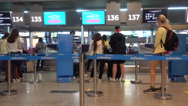 Balcões Check Passageiros Aeroporto Vnukovo Rússia Moscou Agosto 2021 — Vídeo de Stock