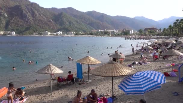 Люди Пляже Icmeler Расслабляются Купаясь Эгейском Море Мармарис Мугла Турция — стоковое видео