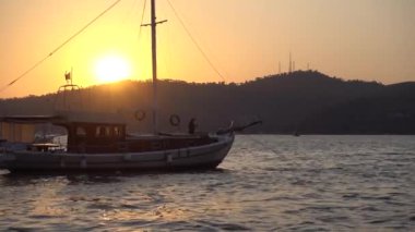 Fethiye marinasında gün batımında tekne..