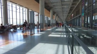 Dalaman havaalanı yolcusu uluslararası terminalden ayrılıyor. Dalaman Türkiye Ağustos 2021