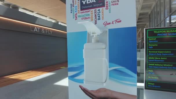 Desinfetante Para Desinfeção Das Mãos Covid Dalaman Turquia Agosto 2021 — Vídeo de Stock