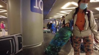 Vnukovo havaalanındaki bagaj teslim yerinde. Rusya Moskova Ağustos 2021