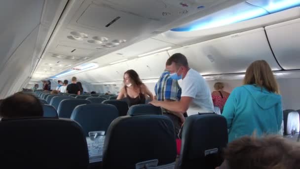 这架载有波贝达航空公司乘客的飞机机舱2021年8月 — 图库视频影像